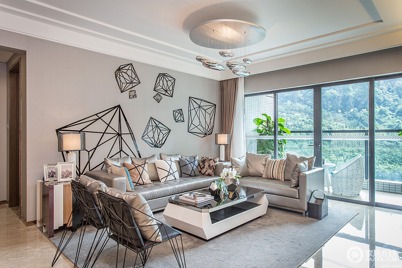 客厅墙面经过合理的设计突出其细腻感，与家具相得益彰，细致、精心的软装饰品，让空间充满浓厚的优雅气息。