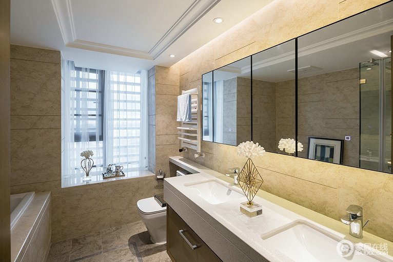 卫生间的设计强调简洁、明晰的线条，盥洗区的功能性与之匹配，让整个空和优雅、得体。