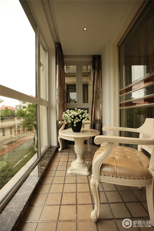 阳台做为临时的休息场所，也是在家里眺望远方的制高点。