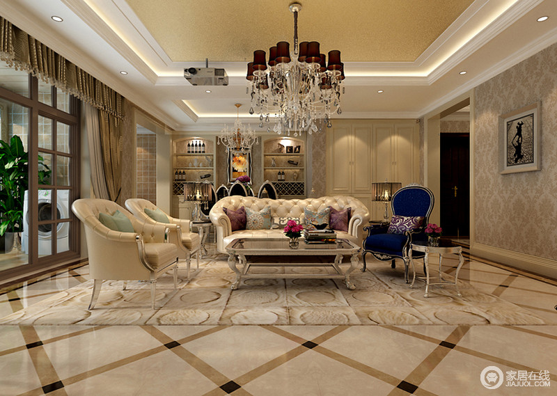 客厅的设计遵从原有建筑结构，以石材造型加强空间的气度；皮质沙发所带来的质感和色泽让空间更加飘逸，紫色与绿色点缀张扬着欧式设计的奢美。