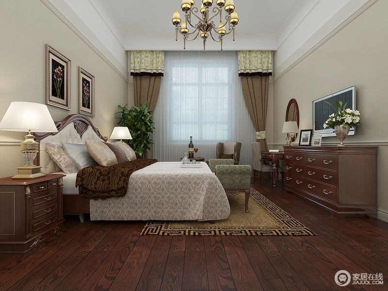 浅土黄色墙壁温和纯粹，与褐木色家具搭配完美诠释了美式的随性中的优雅。素淡芳洁的印花床单，温柔的演绎清风徐来般的舒适恬淡。
