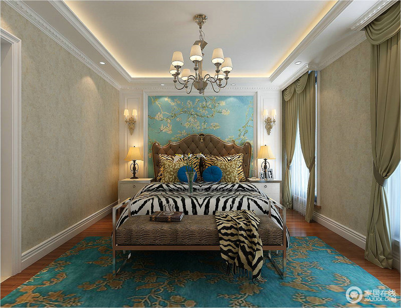 主卧景泰蓝式的色调使空间古雅秀气，而豹纹样式的床单、靠枕使空间兼具时尚贵气，迥异的风格情绪与意境，魔幻般的唤活空间混搭设计灵感。