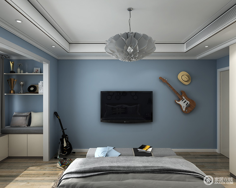 纯蓝色的墙面上简单的挂一个电视机足矣，为了保证床头过道的空间，所以没有放置电视柜。