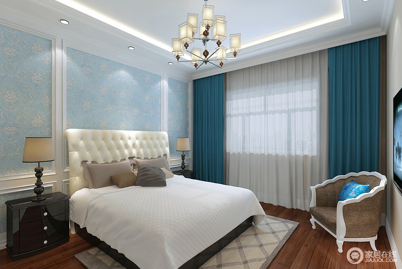 卧室延续了轻盈浪漫的氛围，浅蓝色背景墙上欧式印花柔美亲和，与湖蓝色窗帘形成鲜明的深浅对比，在白色与土黄色的搭配下，空间彰显出质感优雅的生活状态。