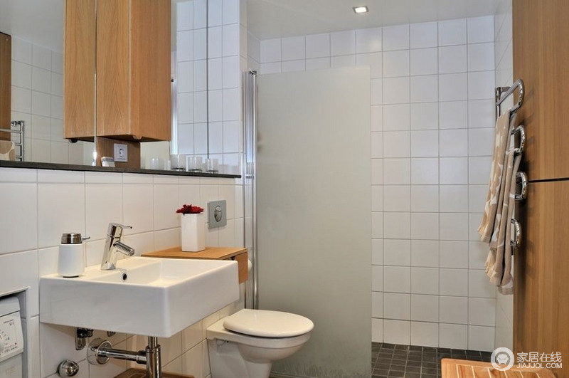 卫浴间并没有占据大面积，而是以小巧的格局将实用性发挥到极致，白色砖与木质收纳柜创意出温润与自然的惬意。