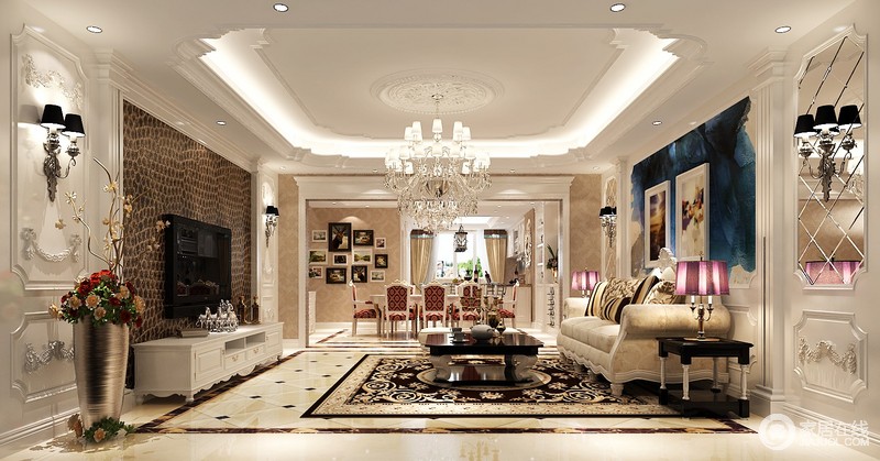 深色的橡木或枫木家具，色彩鲜艳的布艺沙发，都是欧式客厅里的主角。