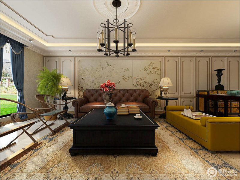 沙发墙以花鸟图案为背景与地毯上的花卉图案相映成趣，并与空间的干花摆件、角落绿植成虚实结合。中式圈椅与西式皮质沙发、现代简约沙发条组合，形成意味混搭空间。