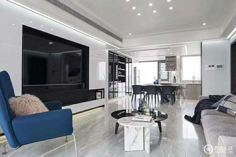 灰色地砖的设定起到了黑色的家具和白色墙面的过度作用，顺便突出家具在空间里的重要性。