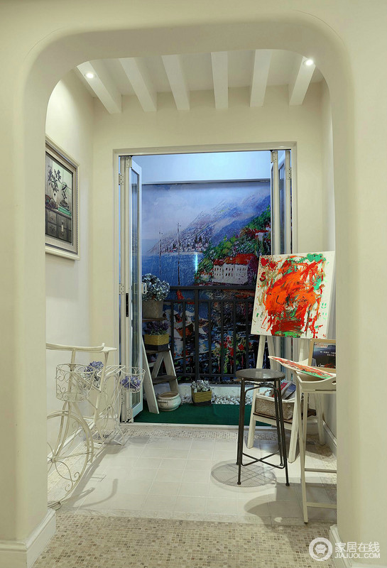 这是给房主专门涉及的的一间画室，以作画画用的房间，里面是各种色彩斑斓的背景，以展示艺术的多样性和丰富多彩。
