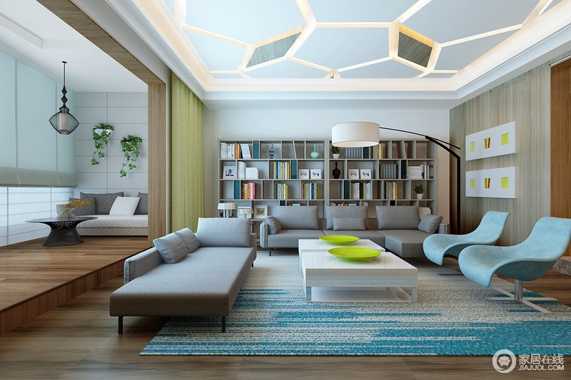 客厅的吊顶以不规则造型增强几何之美，并以灯带包围的形式凸显结构艺术；家具摆放打破原始的布局，以书架、灰色沙发来体现实用性，运用蓝色渐变地毯和白色茶几上的绿色餐盘形成色彩互动，跳跃着现代精致；小阳台以白色调为主，让灰色沙发组合出一份素淡的宁静，更显惬意。
