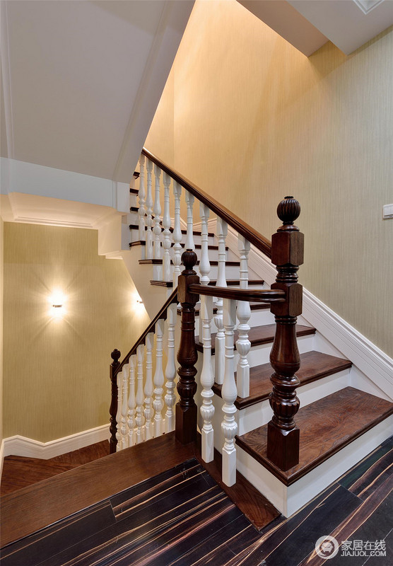 三居的联排别墅，楼梯极具欧式特色，白色的罗马柱及白棕的楼梯踏步。