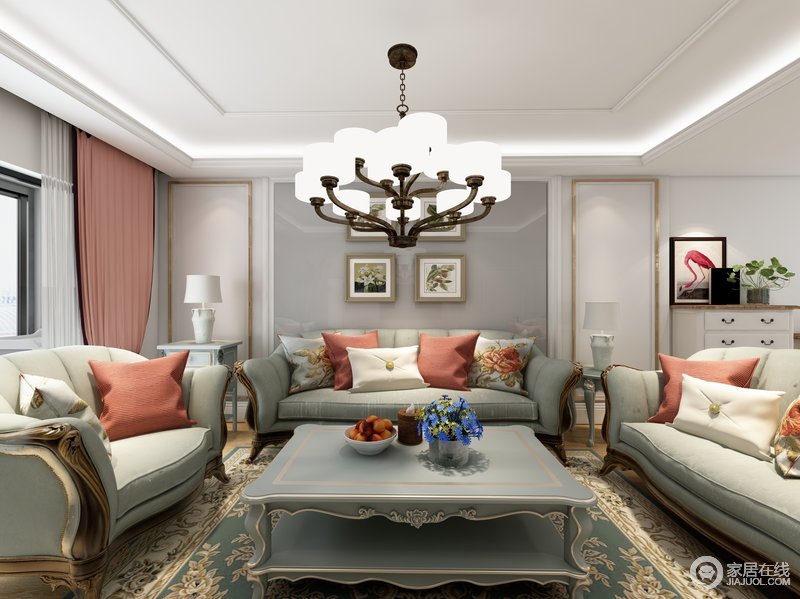 客厅沙发正中央采用的是和沙发颜色相呼应的灰蓝色，在整体背景相对靓丽的情况下采用明度较低的灰蓝色可以起到降低刺眼的感觉，在现在的简约欧式风格上使用非常流行。