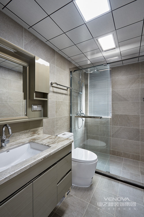 卫生间通过干湿分离，让空间保持一种简洁；灰色地砖的朴素，与盥洗柜的实用交相呼应，让卫浴生活更为人性化