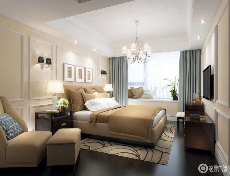 卧室利用土黄色床品呈现出与自然对话的一派天然感，浅蓝灰色的窗帘雅致中裹挟着清爽；壁灯、台灯对称出新，设计了一个温沉的空间。