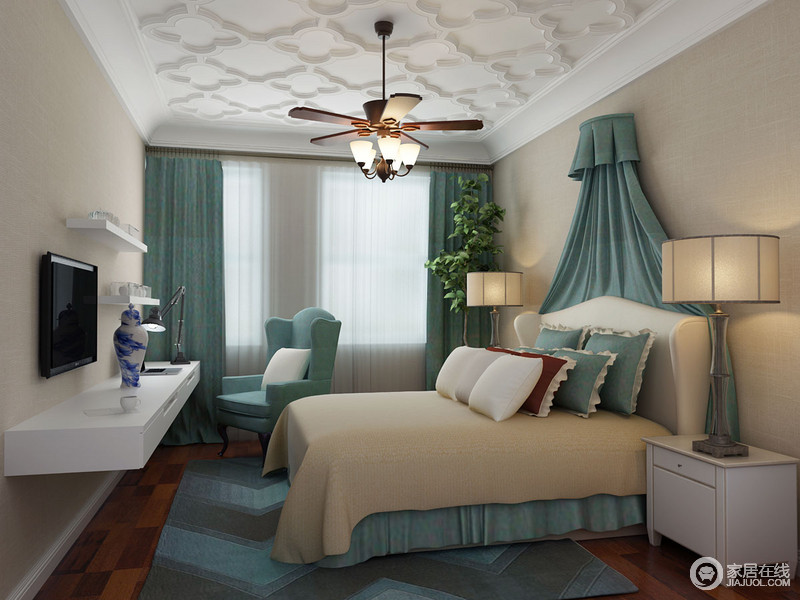 美式卧室有着清新和不拘一格的特色，米色的立面表达着生活的朴实，而绿色床幔、窗帘、地毯和单人沙发呈现着田园般的清新，设计师将这两种色彩有趣的融合于一体，力求突出美式的自然情调。