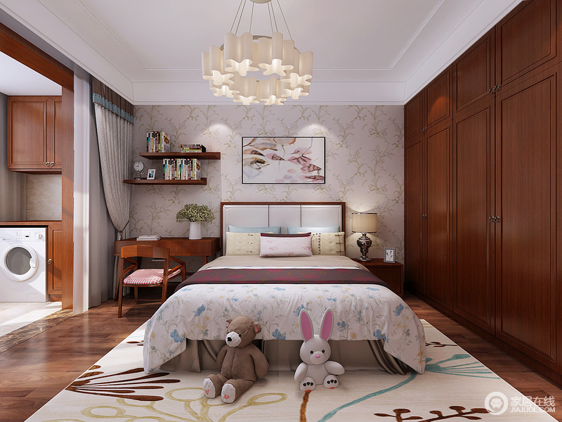 中式意趣在这个空间中已经被改造得更为现代，乳白色多彩地毯出现在卧室中，沉浸着童趣与柔和，卧室也愈加舒适。