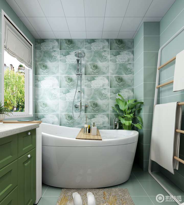 浴缸侧墙可以放置简洁的浴巾架毛巾架，占地小方便美观，可以节约更多的卫浴空间。