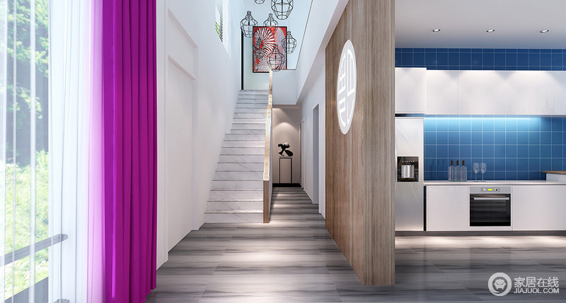走廊与厨房通过一扇木墙分割，墙上的中式图腾设计以简约与清韵让空间更显别致；素净的走廊通过吊灯与红色挂画增彩，而厨房以蓝色墙砖与白色橱柜来突显现代时尚，可谓简静优雅。