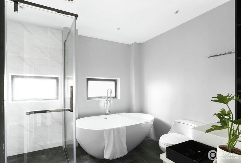 蛋型浴缸非常具有设计感，与灰色的墙面构成原始的朴质，而干湿分区的设计，无疑，让生活更为简洁易打理。