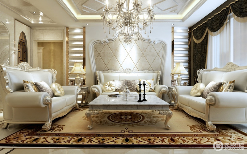 通过淡黄色与白色柔性搭配，金属银色的后奢华吊灯，似透非透的沙发完美的曲线，和淡黄色复古地毯带给空间无尽的奢气和舒悦。