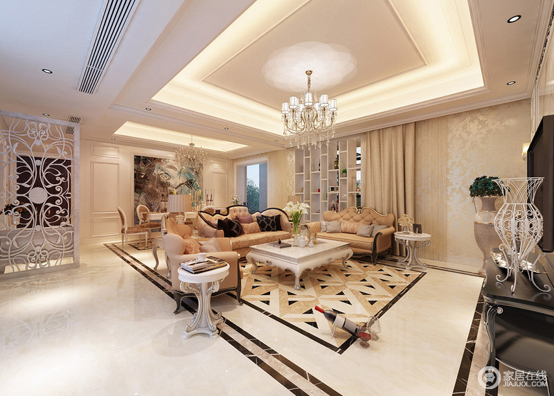 米黄色为主调的客厅里，在灯光的渲染下，进展轻奢的氛围。优雅的沙发带着古典的曲线，搭配白色雕花几类，在拼色多维方式呈现的地板铺陈下，彰显欧式的奢华。