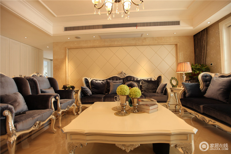 紫罗兰的欧式沙发，石材套框与菱形硬包的相呼应，使整个建筑外观看起来高贵、雅致，富有古典韵味。