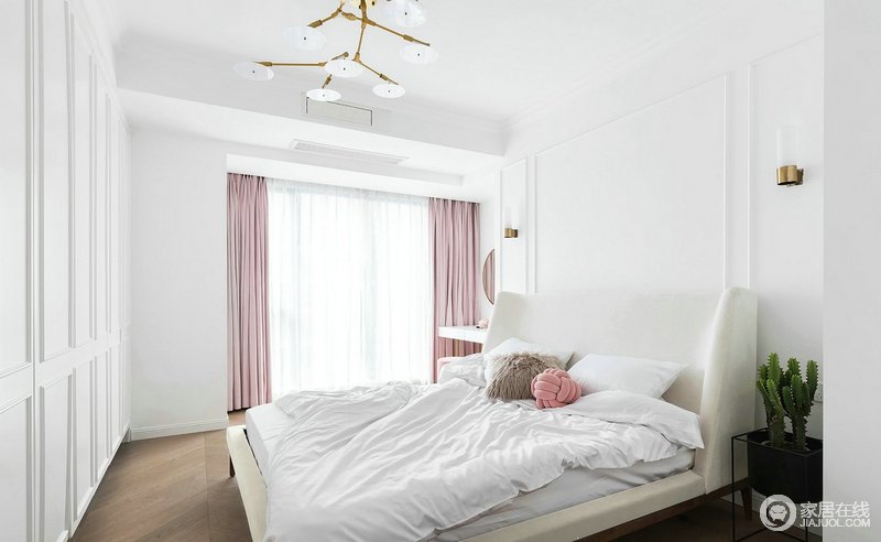 卧室选用了高靠背舒适的软床，整体色调沿用客厅的白色，简单舒适，而粉色窗帘点缀，搭配梳妆台，赋予女主人的温柔。