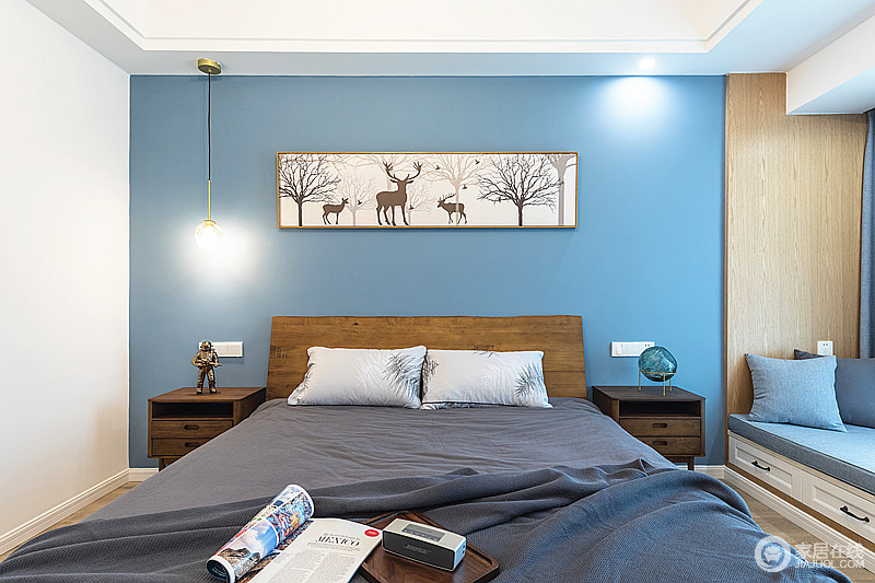 蓝色的背景墙给人大海般的浪漫幻想和童年回忆，留白的动物悠闲画，搭配空间内的实木家具，一床、一柜、一灯之间，都是北欧朴质和温馨。