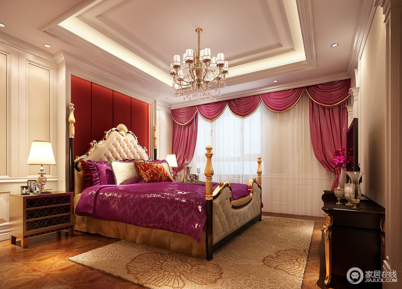 简洁素雅的线条墙面质感，愈发彰显出高贵神秘的粉紫色的妖娆妩媚，衬托着镶金雕花的四柱床更加雍容奢华，营造出鲜明华美的空间休憩氛围。
