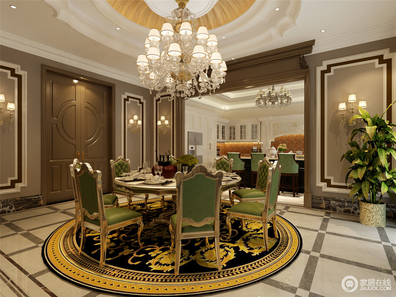 餐厅中通过黑色与黄色编织得花型圆毯来衬托绿色巴洛克皮质餐椅得清幽与华贵，也让驼色调的空间，在明艳与冷调中调制出时髦的古典之美。