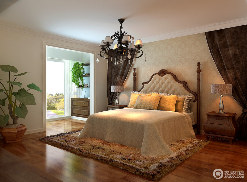 丝绒材质的床头垂幔与长绒印花地毯，提升了空间的优雅与雍容。印花的缤纷使用，使卧室呈现出浪漫而富有内涵的气质。阳台上简约的木质收纳，增添些平和朴质的韵调。