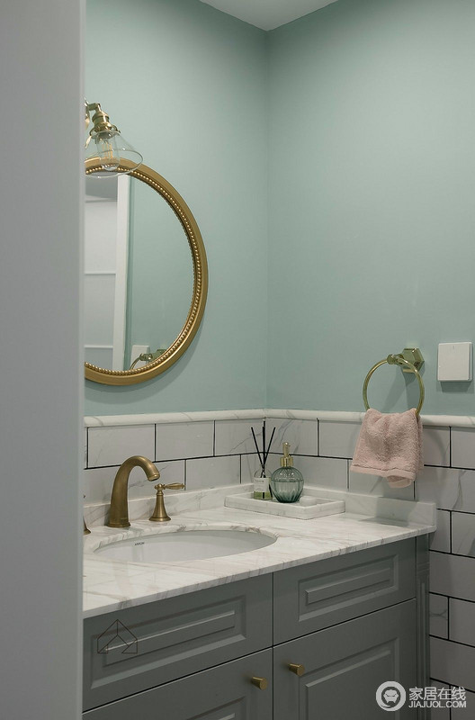 塑造空间情绪最便捷的方法就是色彩，在卫生间的设计中，薄荷绿墙面与黄铜质感的镜框、水龙头相得益彰，搭上一块粉红色的擦手巾让人觉得恰到好处。