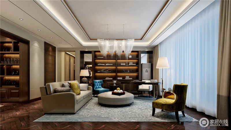 客厅运用了深色的胡桃木，搭配混搭色的沙发系列，彰显着绅士的沉稳质感。同时将书房结合起来，书架既作为背景装饰，又兼具收纳展示，实现空间的多功能性。