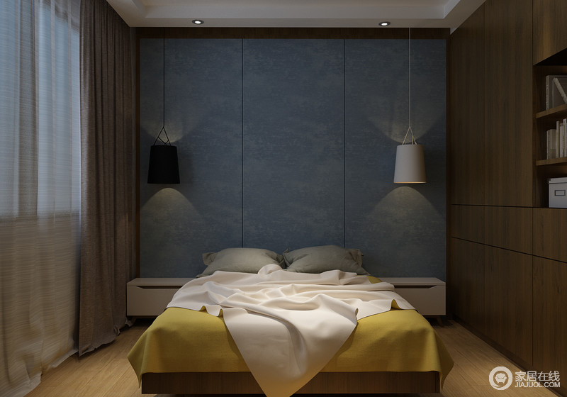 卧室蓝灰色的壁纸，为原本褐黄色的实木的柜、灰色窗帘添置了色彩，而个性地吊灯以黑白之色对称出抽象格雅；白色床头柜简洁实用，黄色与白色床品更为舒适。