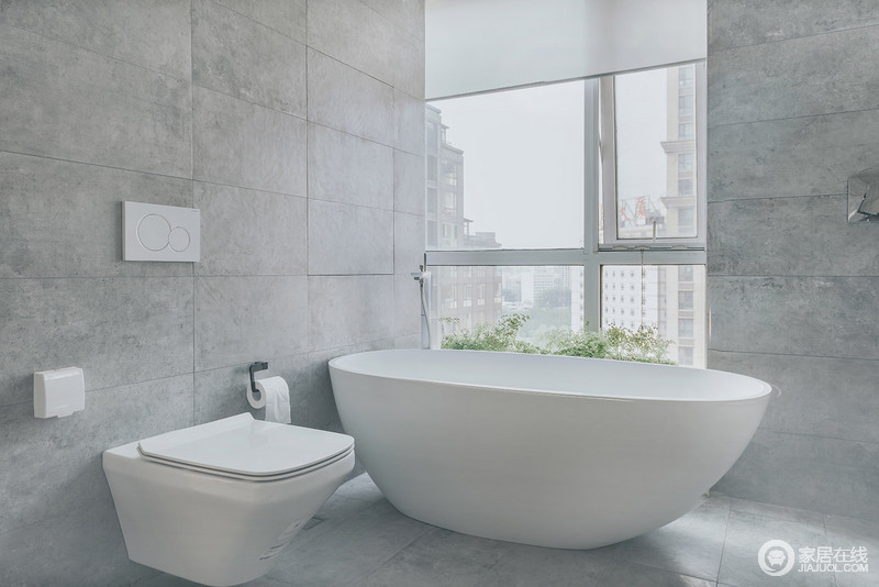 灰色调的卫生间里，白色浴缸搭配灰色墙砖显出现代冷调；灰色带来的古朴与白色浴缸碰撞出简约，浅色调的明亮带来舒适感。