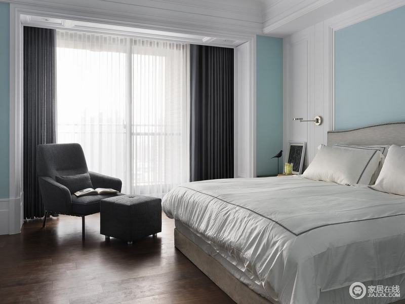 卧室天蓝色和白色板材给予整体空间一个清新的格调，黑灰色窗帘和白色纱幔点缀出轻盈和雅静，闲适中找到一种简约；灰色单人沙发和白色床品颇为精致，巧妙地搭配出舒适。