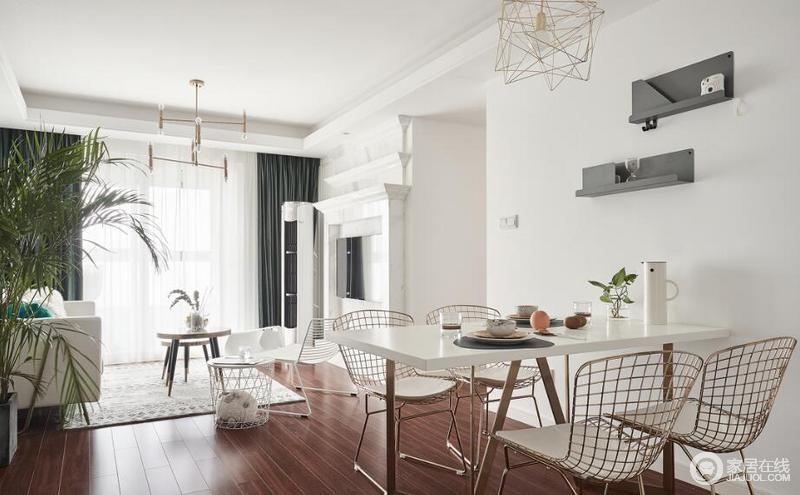 开放式的格局再带一种自在，从客厅到餐厅，以走廊和动线区分空间，虽然没有太多的装饰，但是白墙、木地板就将北欧的细节表现出来，皆是追寻小而美，美而精。墙面的置物架设计与墙面镜实用与美感的统一，白色的空间不仅拥有金色系还加入深灰的高雅范，镂空铁艺餐椅搭配木桌，轻盈之中带着格调。