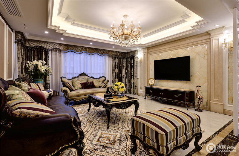 客厅，紫色的主沙发，淡黄色吊灯，白色吊顶，时尚又具特色。