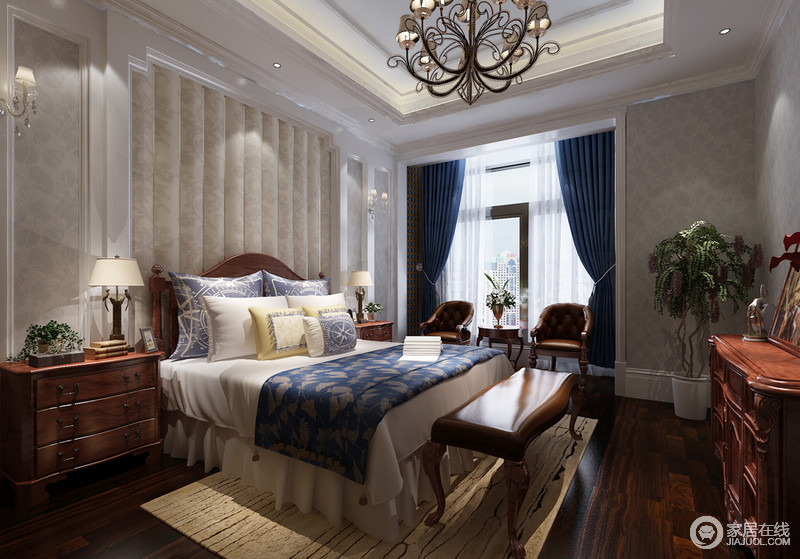 蓝色窗帘与白色纱幔让空间变得不寻常，褐木美式家具奠定了空间更为古朴的基底；蓝色花纹床品使得空间的形式感有了动人地絮语。