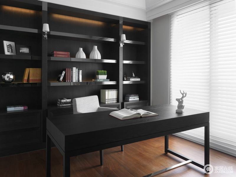 书房黑色书架的几何简单满足收纳，书桌的设计也是颇有质感，同时，沉淀着现代优雅，白色百叶窗与之传承着黑白对比，却让你在简单之中，享受和回味精致、宁适，生活得素静简色之美！