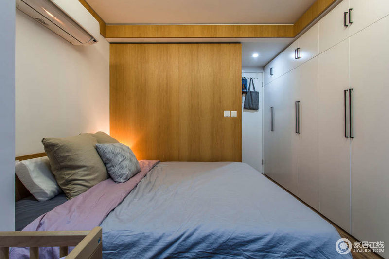 卧室空间非常狭小，所以设计师采用榻榻米式的双人床，用于收纳日常生活中不常用的物品。