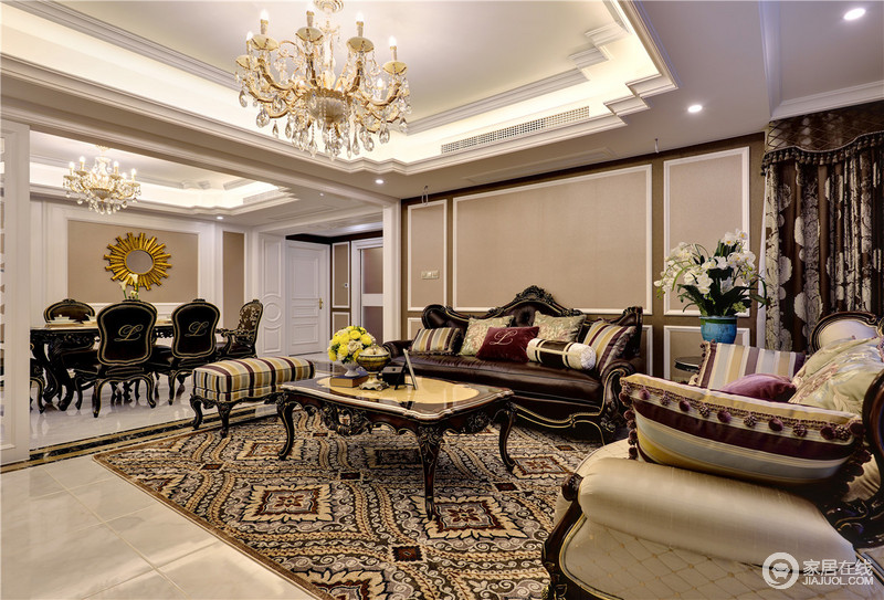 客厅造型遵循中轴对称，色彩搭配沉稳深色与时尚浅色兼融。