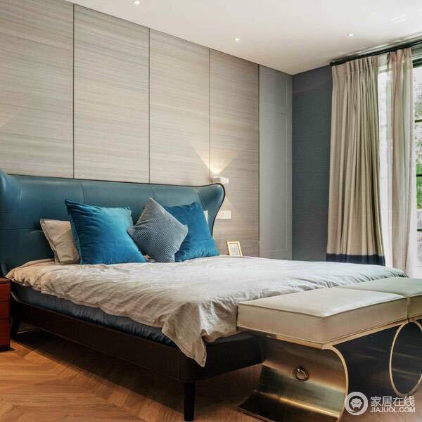 卧室设计以木色为主，为业主营造舒适感的睡眠空间。
