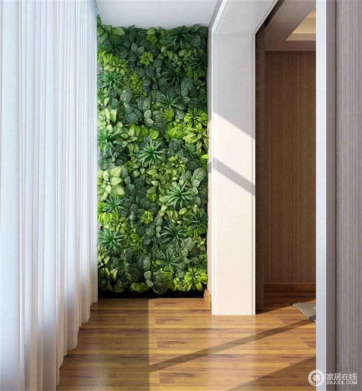 主卧室的阳台上，设计师用充满自然感的绿植填充墙面，在宽敞落地窗带来的自然光线下，有着蓬勃的生机感，赋予空间最清新的氧气；室内铺以温润的原木地板，空间整体散发着舒适闲逸的惬意。