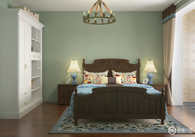 卧室设计得比较简单，主要从实用性出发，而绿色的墙壁令胡桃木四柱床和白色衣柜不再单调，对称式设计更显美观；蓝色花卉地毯添置了田园风情，与蓝色台灯不谋而合，共叙清幽。