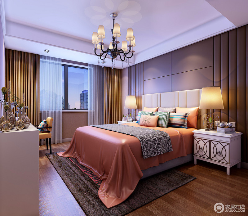 尊贵的紫色渲染出尊贵的生活，不论是花纹靠垫，抑或纯色靠垫都整合出色彩亮丽、温馨的卧室。  