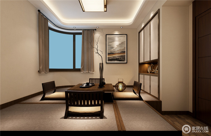 卧室改造的休闲室使用了日式的榻榻米风格，实木茶台，氤氲出侘寂的禅蕴来。日常用来款待客人，以作休闲娱乐之用；夜晚还可以用作休憩使用。