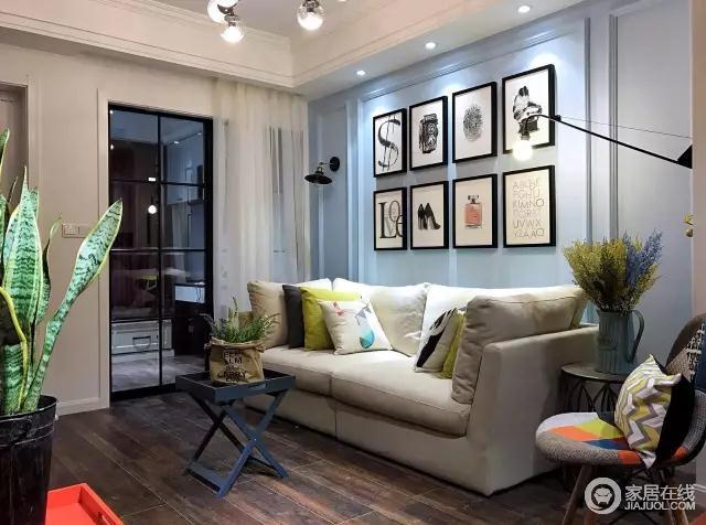  米色双人位沙发+可折叠的小茶几搭配蓝色背景墙，一个精致的小客厅就成型了。