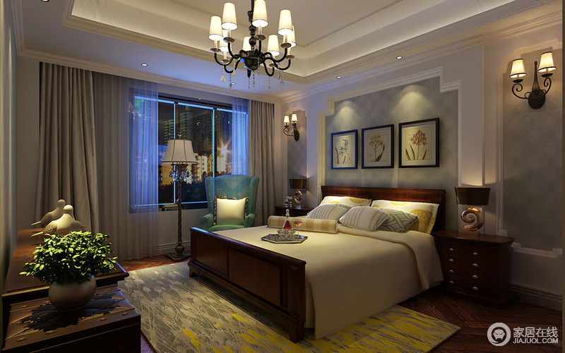卧室的色彩相对的静谧沉稳，中性的灰色搭配温和的浅绿、厚重的木色，营造出安宁的休憩环境。靠枕与地毯上挑染的明黄，则打破低沉，欢快跳跃的带来清新活力。