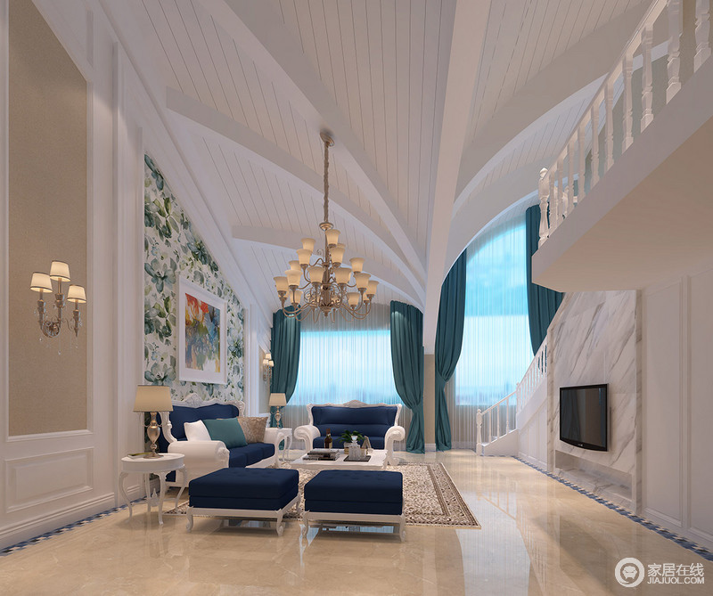 客厅最大亮点在于对挑高屋顶的不规则设计，营造灵动视觉焦点。沙发背景以缤纷印花装饰，配合着白色流线藏蓝布艺沙发，在双挑高大面积窗户的蓝色窗帘装饰下，空间宛如高雅剧场。